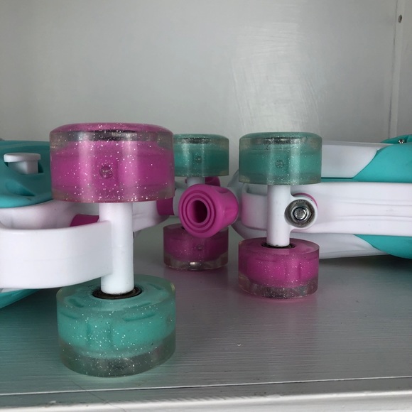 Light Up Roller Skates Adjustable Big Girls Sizes 3-6 Like New - Picture 7 of 10